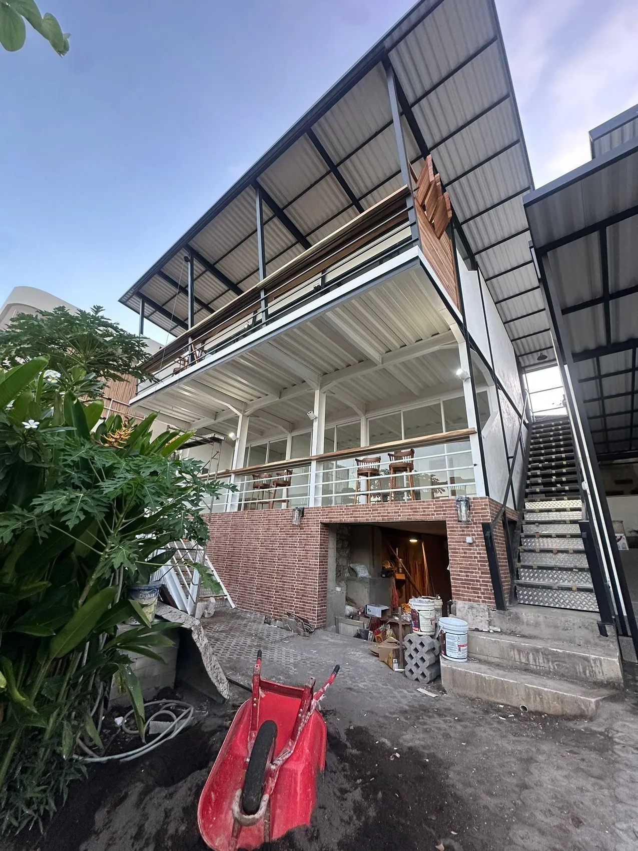 The villa exterior by day, above Pantai Pandawa